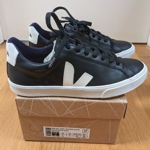 Veja Esplar Logo Leather Low Sneakers